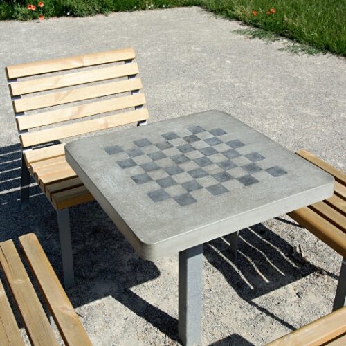 Schaaktafel op plein blad van beton met stoelen