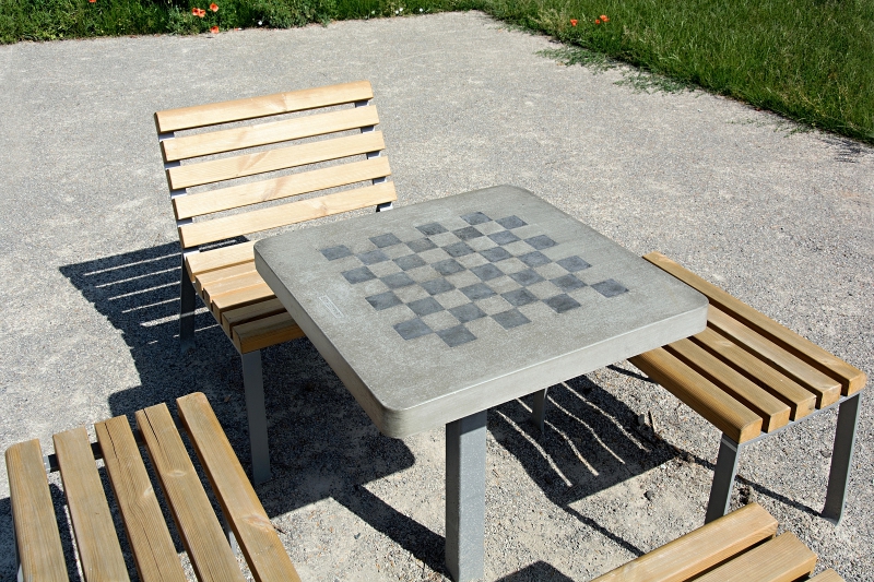Schaaktafel voor buiten model MAT 2 Schaaktafel op plein blad van beton met stoelen