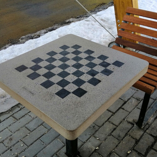 Schaaktafel voor buiten model MAT 25 Buiten schaaktafel betonmet stoelen op plein