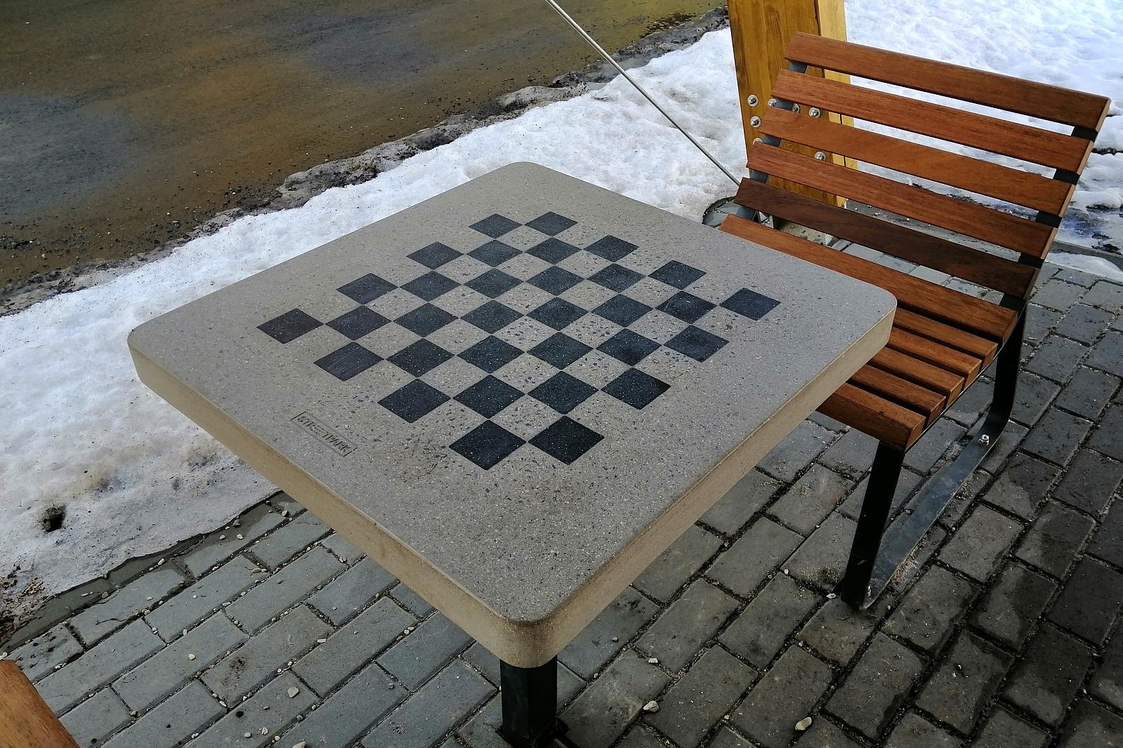 Schaaktafel voor buiten model MAT 9 Buiten schaaktafel betonmet stoelen op plein