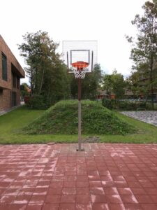 De uitvoering van deze fraaie recreatie basketbaldoel met geluidsarm bord in de verzinkt uitvoering