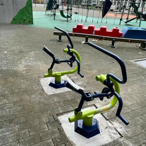 Kinderfitnesstoestel - combi de Bicycle + Stepper 9 Afgebeeld 2 outdoor kinderfietsen (de Rider). Ook deze hebben we in ons ruime outdoor kinderfitness assortiment voor de buitenruimte. Kinderfitness, een aanwinst voor ieder school- en speelplein.