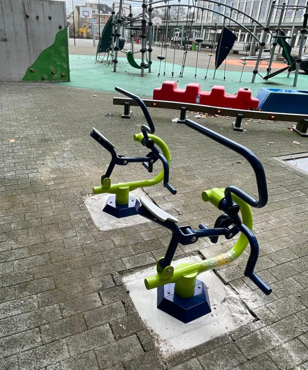 Kinderfitness de Dubbele Airwalker 6 Kinderen vanaf ongeveer 140 cm kunnen veilig gebruikmaken van dit buiten fitnesstoestel voor kinderen.