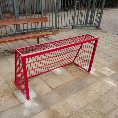 Voetbaldoeltjes model TRD300 127 Afmetingen 1.5 x 0.75m. Rood, geplaatst bop 3 betonpoeren 30x30cm.