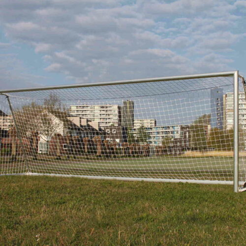 Verplaatsbaar voetbaldoel VD90 32 Deze 7.5 x 2.5m voetbaldoelen worden geleverd inclusief kunststof nethaken.