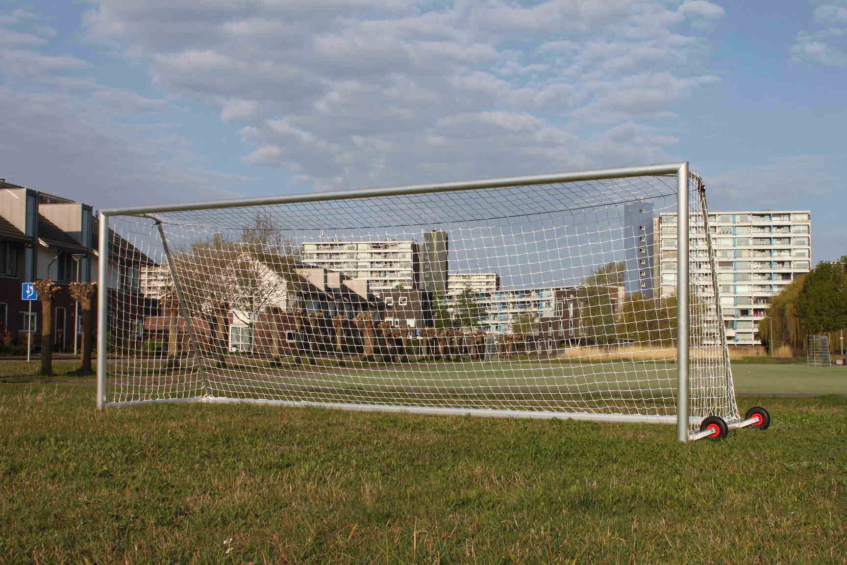Verplaatsbaar voetbaldoel VD90 15 Deze 7.5 x 2.5m voetbaldoelen worden geleverd inclusief kunststof nethaken.