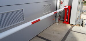 Onze compact slagbomen zijn voorzien van een zeer degelijke en duurzame slagboom arm van aluminium met een witte poedercoating en voorzien van reflecterende strepen.