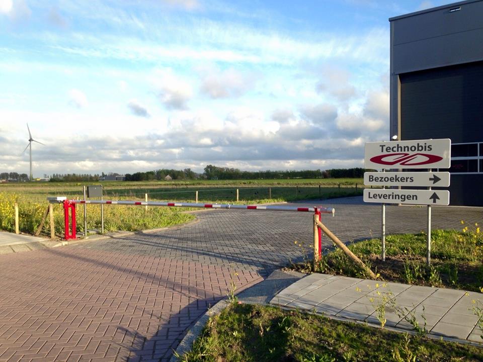 Handbediende Slagboom budget 23 Handbediende slagboom Budget in een uitvoering van 6.5 meter. Deze is met cilinderslot uitgevoerd.