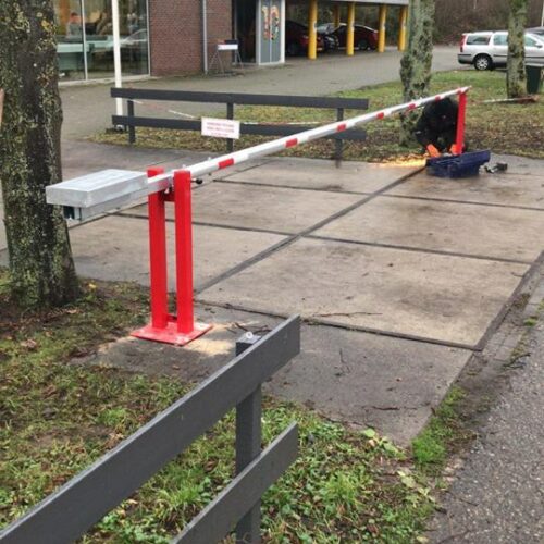 Handbediende Slagboom budget 68 Onze monteur legt de laatste hand aan de montage van deze Budget slagboom, met een lengte van 7 meter in Utrecht.