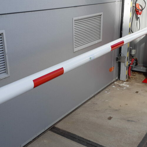 Compact slagbomen 29 Onze compact slagbomen zijn voorzien van een zeer degelijke en duurzame slagboom arm van aluminium met een witte poedercoating en voorzien van reflecterende strepen.