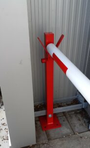 Afgebeeld de vaste eindsteun van deze duurzame en voordelige slagbomen. Leverbaar in diverse lengtes en uitvoeringen en ook zonder vaste eindsteun. Dan zit er een scharnierende pendelsteun aan de slagboom -arm