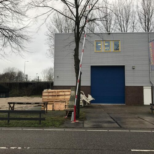 Handbediende Slagboom budget 69 Zeer voordelige en duurzame slagbomen. Leverbaar in diverse lengtes en uitvoeringen. En..ook de montage van uw slagboom kunnen wij voor u verzorgen. De Budget-serie van SKWshop