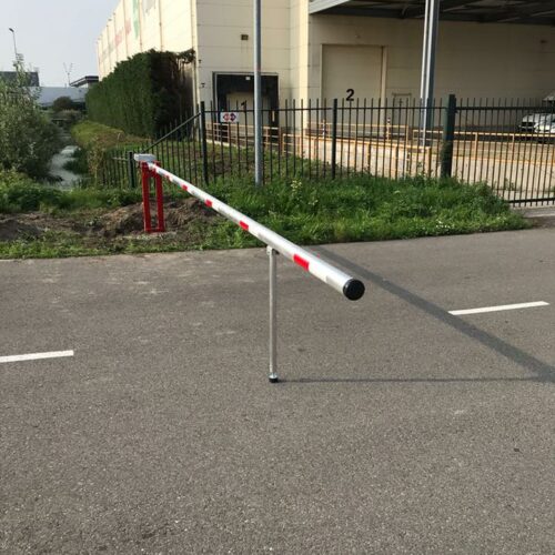 Handbediende Slagboom budget 50 Handbediende budget slagboom 6 meter met pendelsteun.