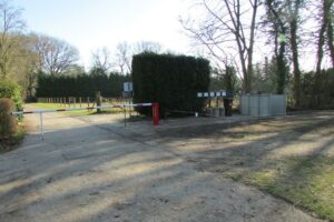 Slagboom met gasveer. De aluminium slagboom -arm is voorzien van een witte poedercoating en rode reflecterende strepen. Compact-slagbomen, soms gewoon de ideale oplossing. Lichte bediening en bijzonder degelijk en duurzaam.