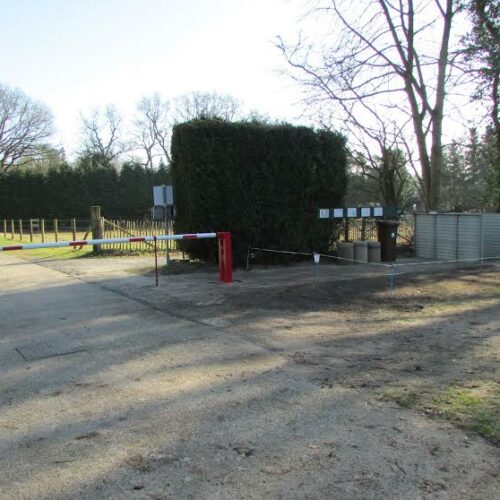 Compact slagbomen 25 Slagboom met gasveer. De aluminium slagboom -arm is voorzien van een witte poedercoating en rode reflecterende strepen. Compact-slagbomen, soms gewoon de ideale oplossing. Lichte bediening en bijzonder degelijk en duurzaam.