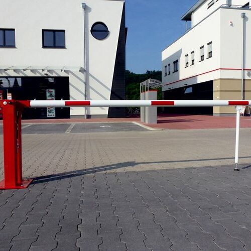 Slagboom met gasveer, een ruimtebesparende oplossing, slagboom voor een zeer scherpe prijs. Deze handbediende slagbomen worden door het ontbreken van het contragewicht  ook wel compact slagbomen genoemd.