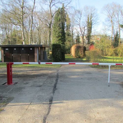 Compact slagbomen 19 Slagboom handbediend 5 meter. De uitvoering van deze gasveer slagboom met pendelsteun. Door de gasveer blijft er naast de slagboom ruimte over voor het looppad.