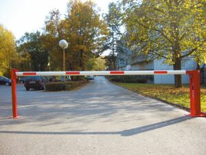 Slagbomen handbediend met gasveer, worden ook wel compact slagbomen genoemd. Afgebeeld de 4 meter uitvoering van deze slagboom met vaste eindsteun