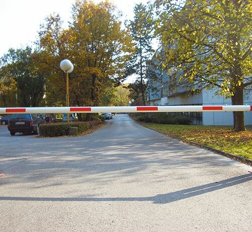 Compact slagbomen 22 Slagbomen handbediend met gasveer, worden ook wel compact slagbomen genoemd. Afgebeeld de 4 meter uitvoering van deze slagboom met vaste eindsteun