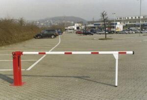 Slagboom met gasveer. Hier afgebeeld met pendelsteun, lengte slagboom 3 meter.
