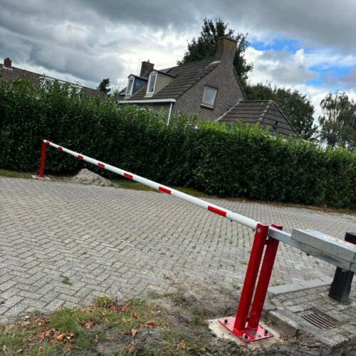 Handbediende Slagboom budget 81 Indien wij uw slagboom monteren, storten we eerst de fundering en komen zodra deze uitgehards is om uw slagboom of bomen te monteren.