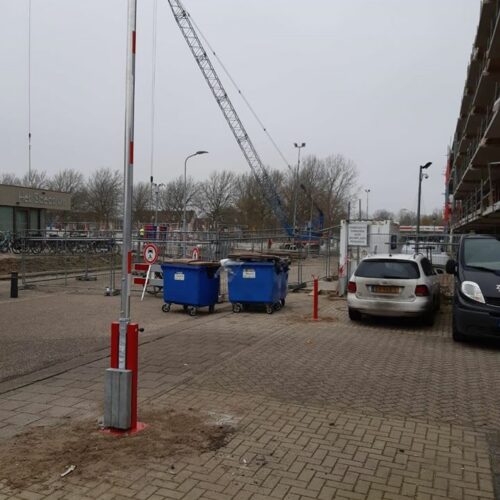 Handbediende Slagboom budget 73 Onze handbediende slagboom 5 meter. Net gemonteerd, want ook de montage kunnen wij natuurlijk voor u verzorgen. De Budget-serie slagbomen van SKWshop, waarom zou u meer betalen.