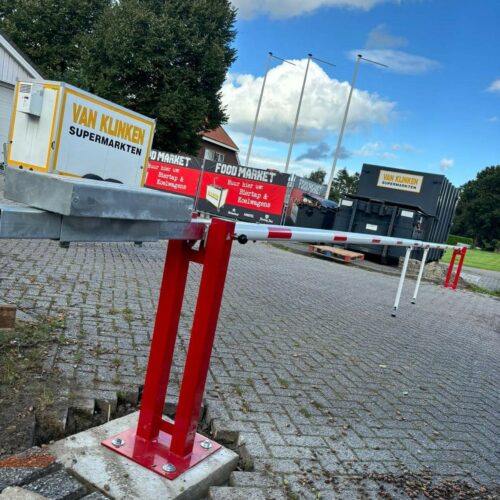 Handbediende Slagboom budget 80 Door 2 slagbomen tegen over elkaar te plaatsen kunt u met deze lijn maar liefst 14 meter overbruggen. Op deze afbeelding ziet u 2 slagbomen van 5 meter. (Valthermond)