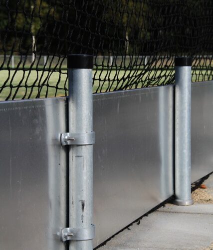Rubberen slagplanken voor hockeyvelden 32 De achterzijde van onze rubberen slagplanken in gezet verzinkt profiel, bekeken van de achterkant. Hier de 48 cm hoge uitvoering.