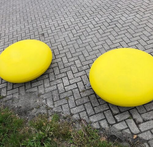 Betonnen zitelementen. De reuzen Smartie 50 Straatmeubilair met een vrolijke uitstraling.