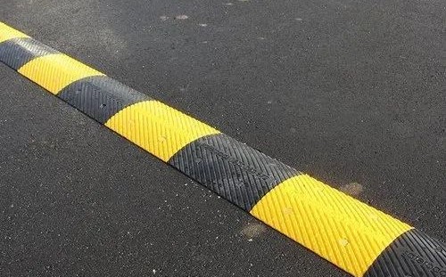Verkeersdrempel van gerecycled materiaal 30mm 5 Verkeersdrempels, snelheidsdrempels, ideaal om de veiligheid op uw terrein of in uw omgeving te voorkomen