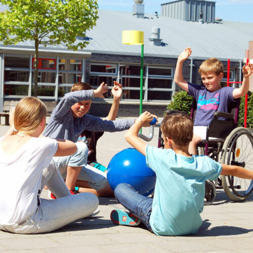 Speeltoestel Muziekbal 13 Zingen, bewegen, dansen, of luisteren, met de Muziekbal kan het allemaal.