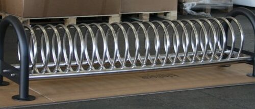 Design fietsenrek model Spirit Steel 46 Uitgevoerd de Spirit Steel in RVS met verzinkte staanders met een poedercoating in de kleur antraciet.
