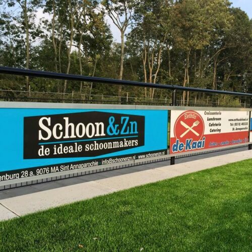 Dubbelstaafmat hekwerk 45 Reclamebord ophangsysteem PRO. Eenvoudige montage, bijzonder duurzeem en eenvoudig uw sponsorborden wisselen.