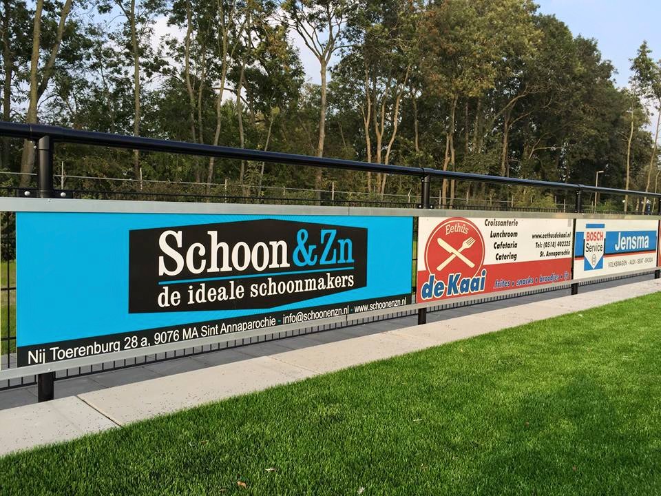 Dubbelstaafmat hekwerk 22 Reclamebord ophangsysteem PRO. Eenvoudige montage, bijzonder duurzeem en eenvoudig uw sponsorborden wisselen.