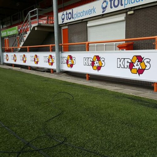 Reclamebordprofielen Pro 37 Foto van de montage van de bevestiging van onze sponsorbordprofielen bij FC Volendam