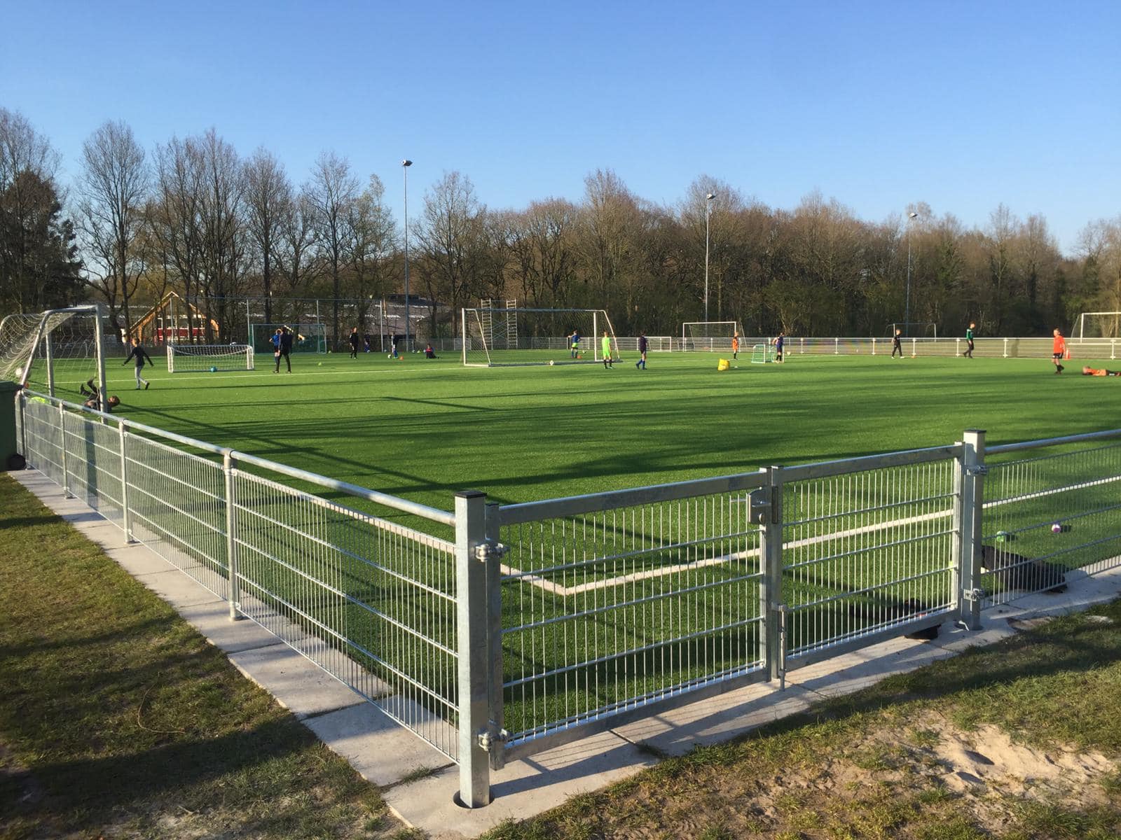 Dubbelstaafmat hekwerk 23 SKWshop.nl ook voor dubbelstaafmat-hekwerk rond sportvelden het juiste adres