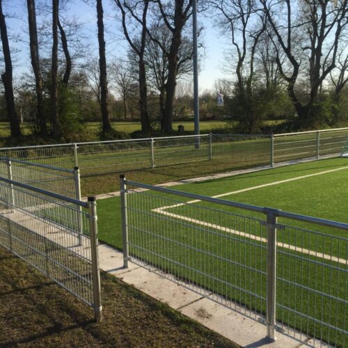 Dubbelstaafmat hekwerk 47 Volbad verzinkt hekwerk rond uw sportveld, voor messcherpe prijzen.