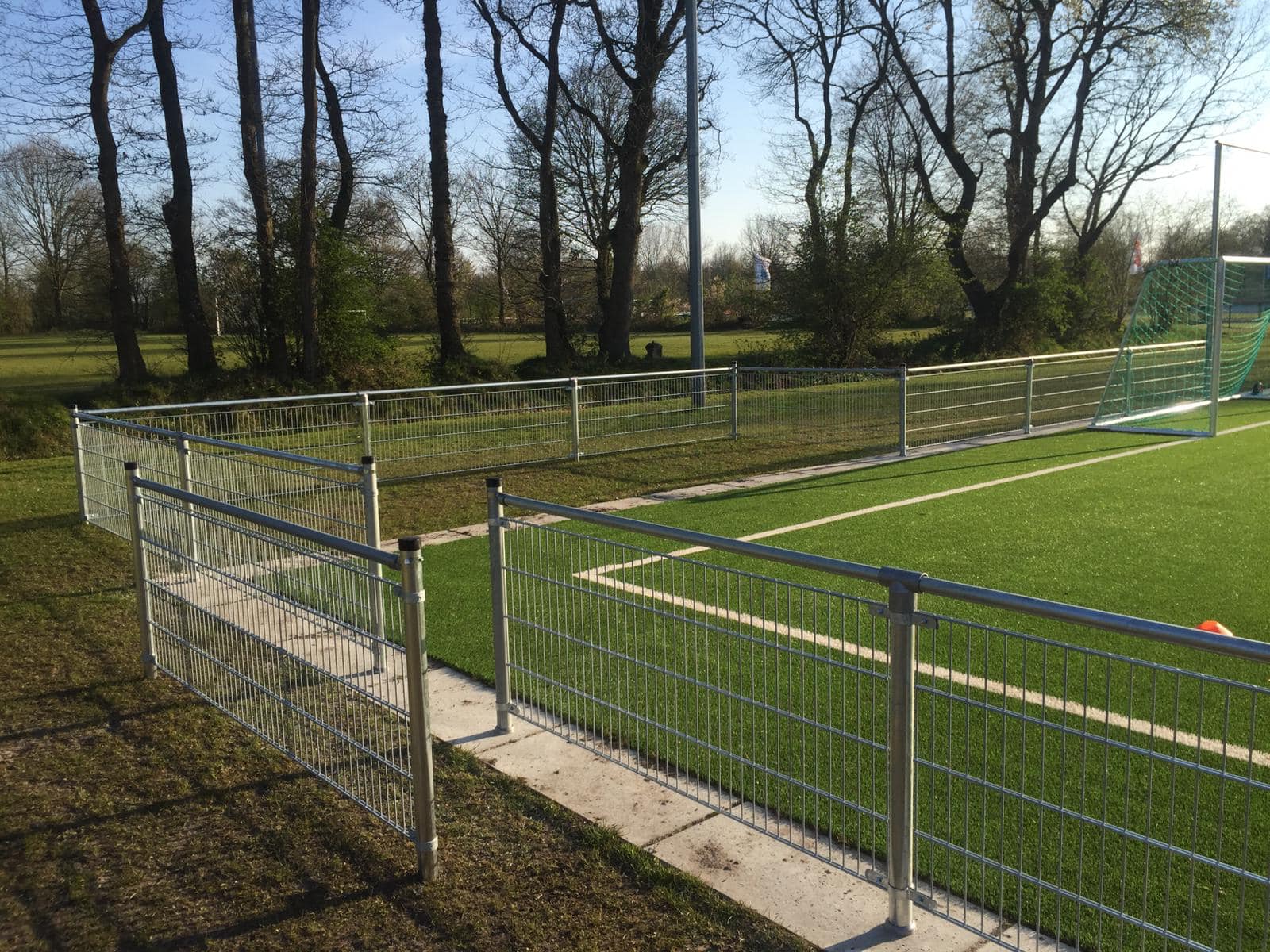 Dubbelstaafmat hekwerk 24 Volbad verzinkt hekwerk rond uw sportveld, voor messcherpe prijzen.