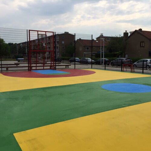 Sportvloercoating 44 Afgebeeld de door ons geplaatste sportkooi in Utrecht, hier hebben we een Granuplast rolcoating aangebracht met speciale motieven. Een zeer slijtvaste en duurzame speelvloer. Locatie Rotsoord.