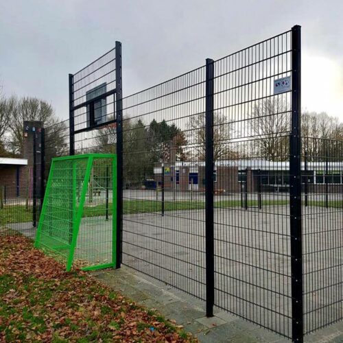 Voetbaldoeltjes model TRD300 99 TRD300 voetbaldoelen in een sportkooi en pannakooi bij OBS De Vlonder in Wedde, geschikt voor intensief gebruik op schoolpleinen.