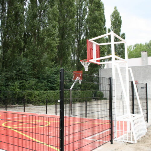 Voetbaldoel-basketbalcombi Model VBC180 44 Onze basketbal, voetbaldoel units in Monnickendam. Ook de rvs basketbalpalen op de achtergrond zijn geproduceerd en geleverd door SKWshop.