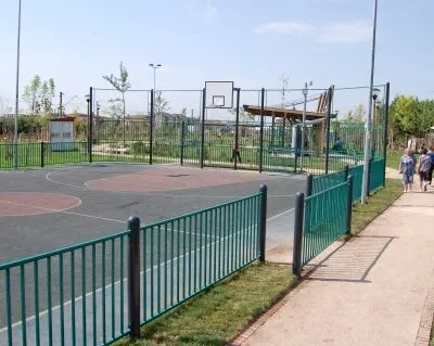 sportkooi met spijlenhekwerk als wanden met basketbal voorziening