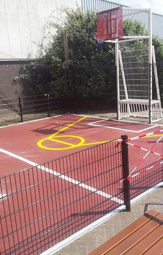 Sportvloercoating 48 Onze pannakooi basket-balcombi op een klinker-speelvloer.. Ook een klinker-ondergrond kan dus prima gecoat en van lijnen voorzien worden.