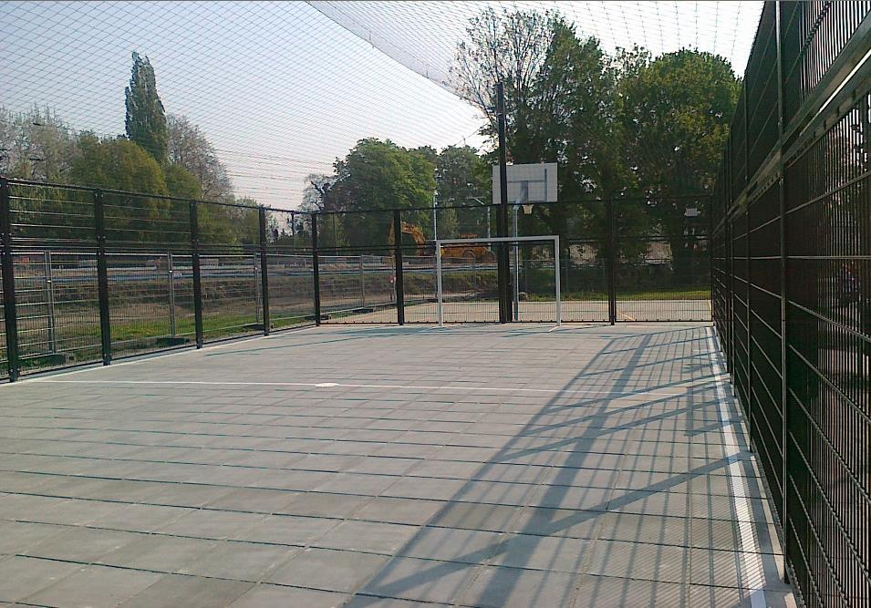 Voetbalkooi Basic 6 In een sportkooi is een tegelvloer is vaak voldoende om uw jeugd onbezorgd te laten sporten en spelen. Voordelen: voordelig, zeer duurzaam en nauwelijks onderhoud. Op de afbeelding ziet u een overdekte sportkooi c.q. voetbalkooi.