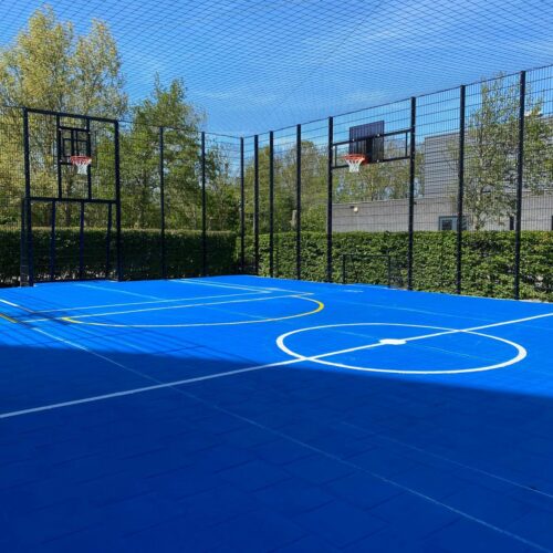 Sportvloercoating 62 De door ons geplaatste overdekte voetbalkooi met basketbal in Julianadorp met vloercoating en sportbelijningen