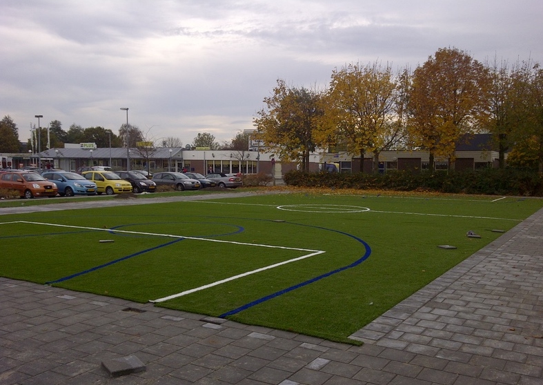 Kunstgras speelvloeren 1 We gebruiken alleen kunstgras van de hoogste kwaliteit in onze sportkooien en pannavelden. Op de afbeelding ziet u de laatste werkzaamheden van een multi-sportvloer met ingelegde sportbelijningen. Aansluitend wordt de sportkooi geplaatst.