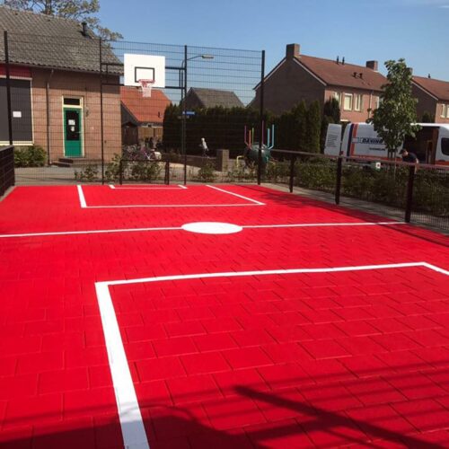 Sportvloercoating 51 Een fraaie combinatie van pannaveld en basketbal uit onze Premium-serie met rode vloercoating en witte sportbelijningen.