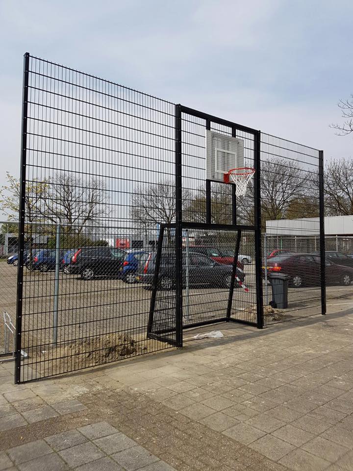 Voetbalkooi Basic 7 De volledig gelaste voetbaldoel basketbalcombinaties die we in onze sportkooien toepassen zijn geluids- en vandalisme-arm. En behoren tot de duurzaamste die de markt te bieden heeft.