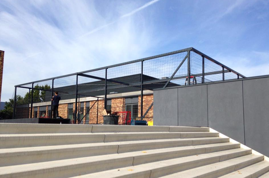 Pannakooi plaatsen? Een complete gids voor een veilige, duurzame én geluidsbewuste sportvoorziening 5 Pannakooi en voetbalkooi maatwerk! Ook voor speciale wensen is SKWshop het juiste adres. Afgebeeld een overdekte pannakooi op het dak van een school in Leiden. We denken graag met u mee, van begin tot eind!