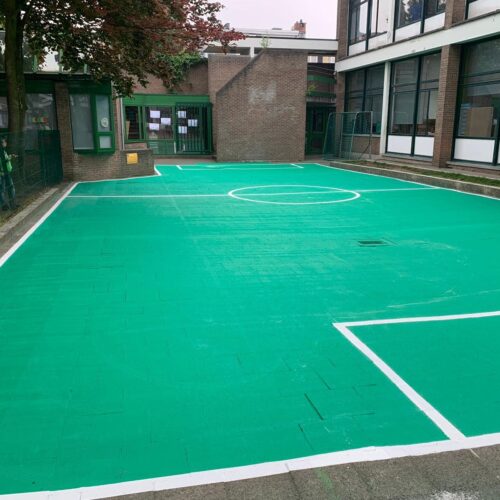 Sportvloercoating 67 Omdat de vloer niet helemaal vlak is hebben we hier gekozen voor K2 coating met witte belijningen. Locatie Antwerpen